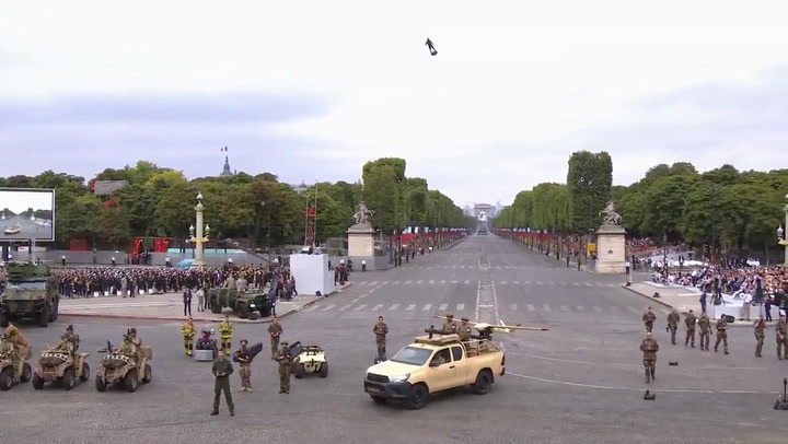 Armas novedosas y un soldado volador: así celebró Francia el Día de la Bastilla - Fuente: TW