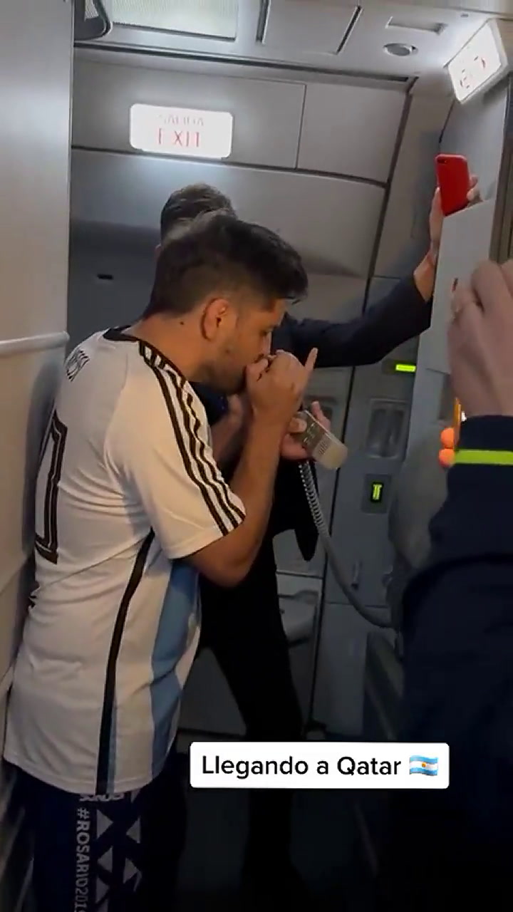 Un pasajero tocó el himno nacional argentino en el avión rumbo a Qatar y emocionó a todos