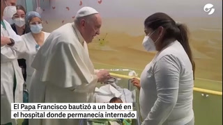 El Papa Francisco bautizó a un bebé en el hospital donde permanecía internado