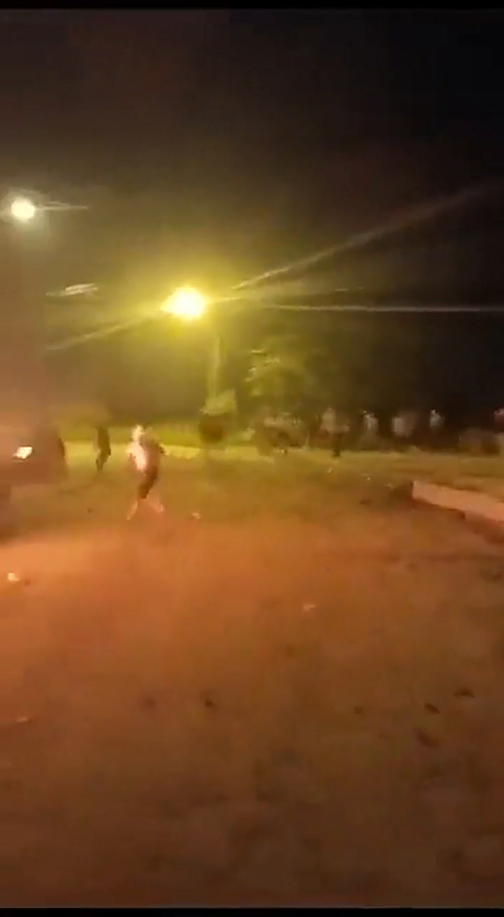 Manifestantes quemaron un patrullero en Paraguay