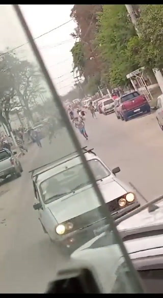 Pánico en Tucumán: atacaron a pedradas a un colectivo y les robaron a sus pasajeros en medio de una pelea por un partido de fútbol 