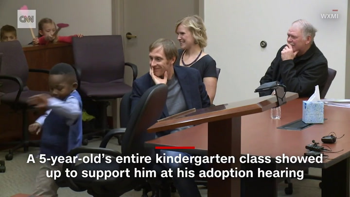 Todos sus amigos asistieron a su audiencia por adopción'. Fuente: CNN