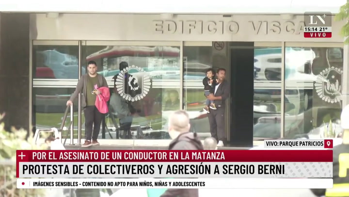 Sergio Berni abandona el Hospital Churruca luego de ser agredido por manifestantes
