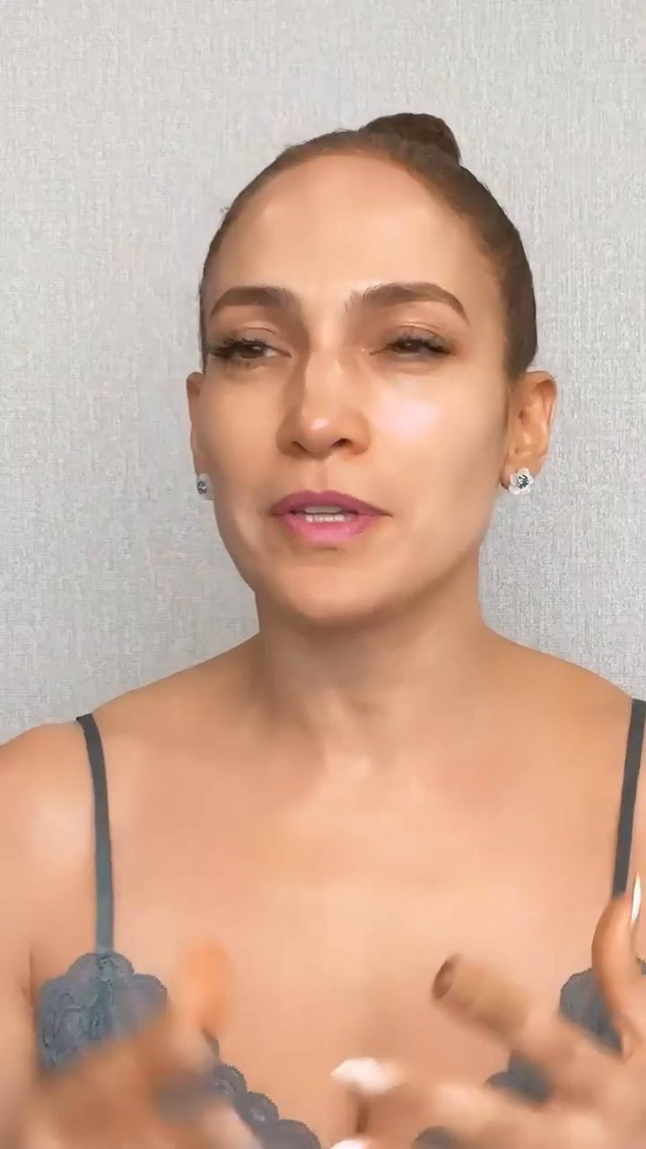 Jennifer López revela su rutina de cuidado de la piel