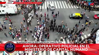 Tensión y empujones entre piqueteros y policías frente Capital Humano
