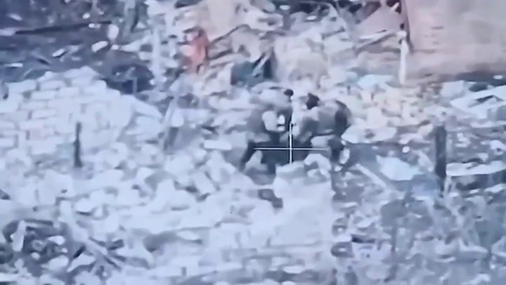 Revelan imágenes del brutal ataque que soldados rusos habrían perpetrado contra su propio oficial