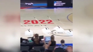 Las mopas robóticas en un partido de la NBA