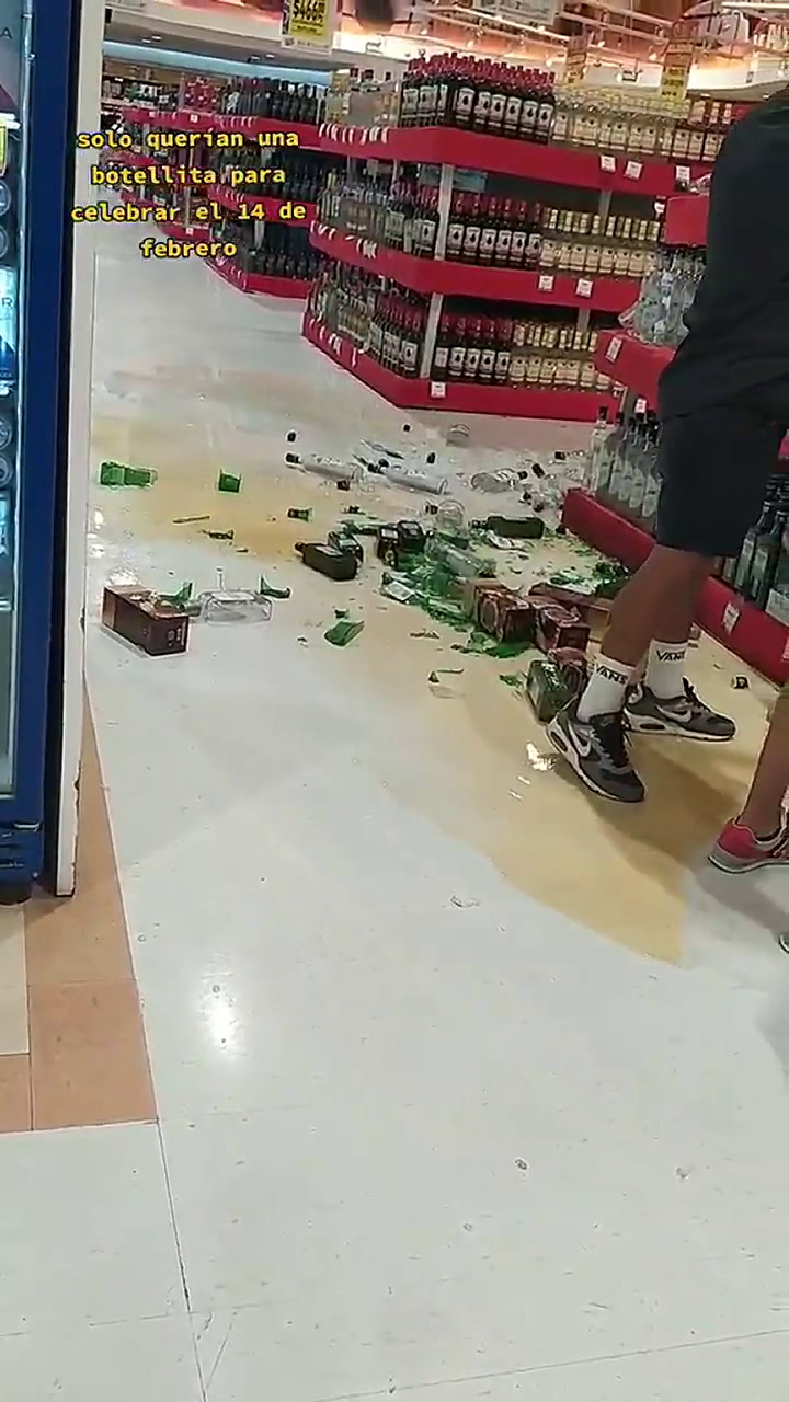 Clientes rompen botellas de alcohol en supermercado y se viraliza en redes