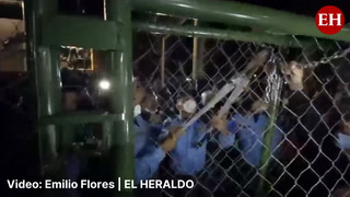 Policía obedece a Xiomara Castro y quita las vallas del Congreso Nacional