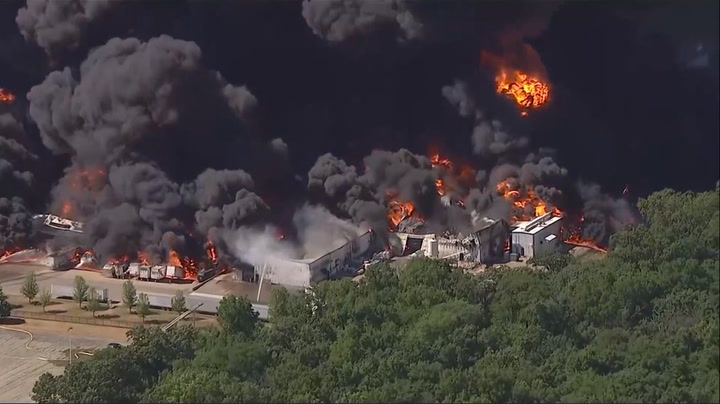 Live footage of Illinois chemical plant fire