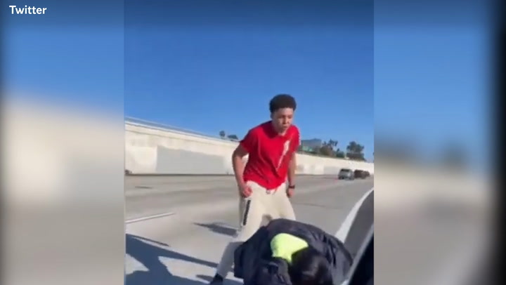 ¡Increíble! Brutal pelea en plena autopista en San Diego 
