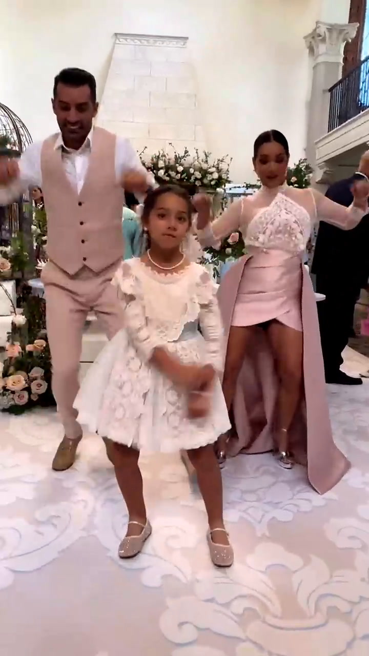 En cada festejo familiar, Toni Costa, Adamari López y su hija, Alaïa, interpretan una coreografía