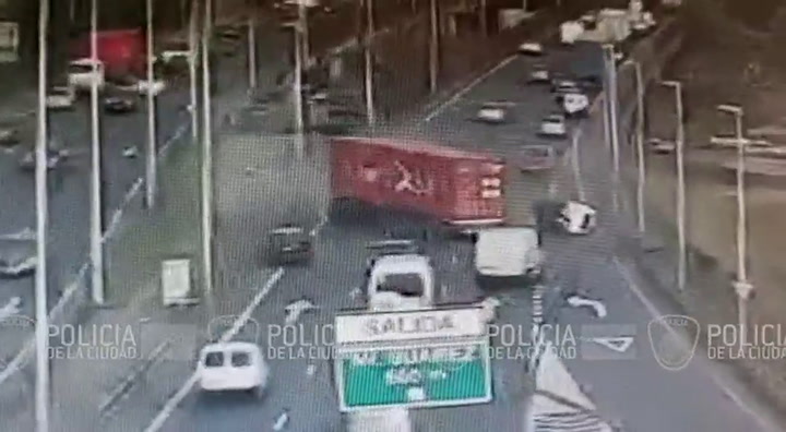 Así fue el fuerte accidente de un camión en Barracas