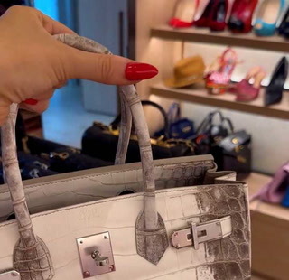 Wanda Nara mostró la colección de carteras de marcas de lujo que tiene en su vestidor