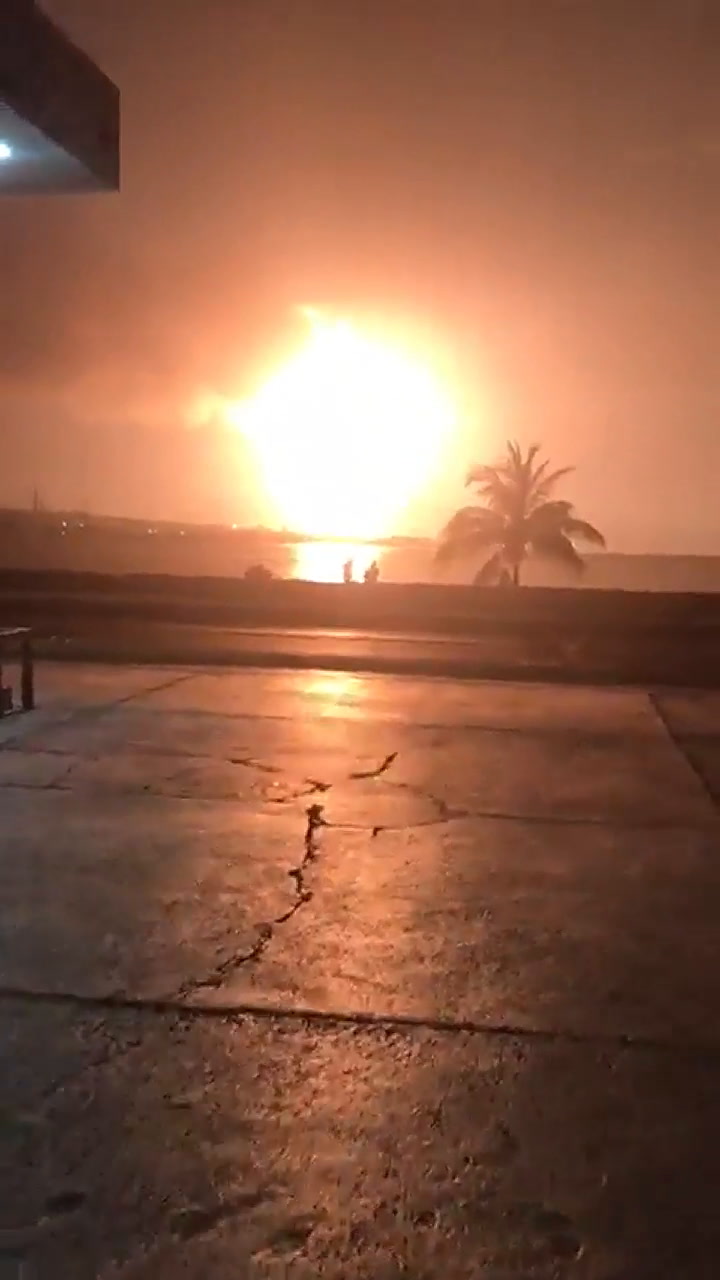 Las impactante imágenes de la explosión de un tanque de combustible en Cuba 5