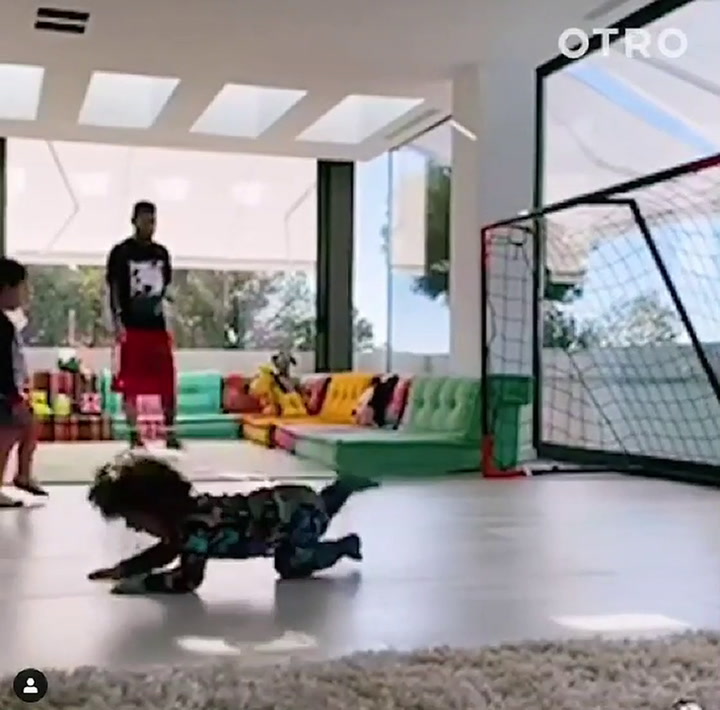 Lionel Messi se divierte jugando al fútbol con sus hijos