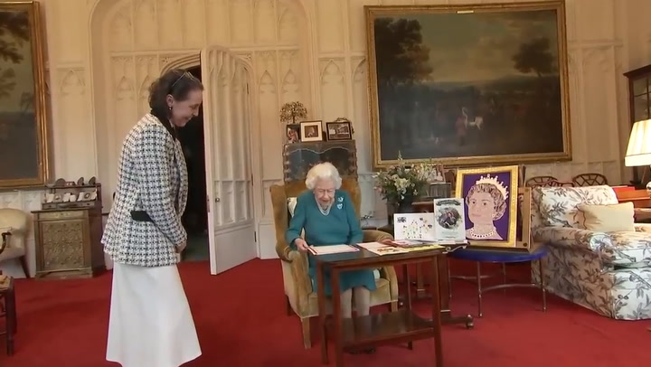 La reina Isabel II junto a uno de sus corgis en plena celebración de sus 70 años como monarca