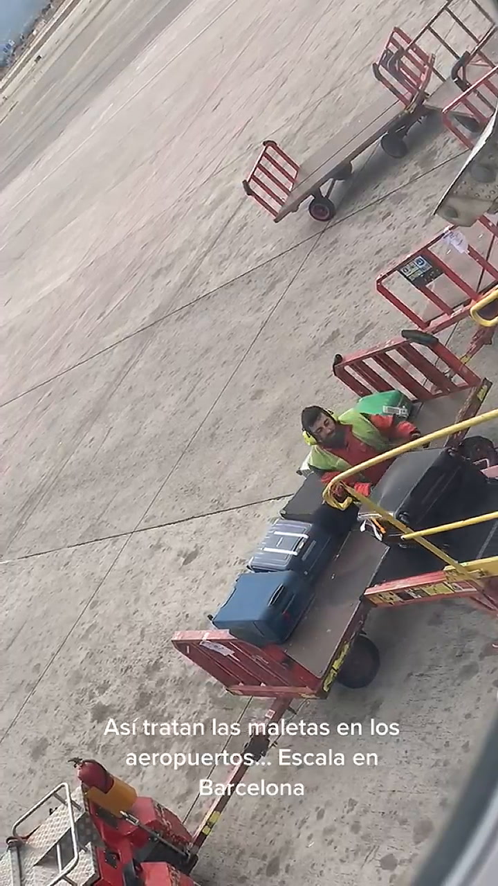 Un hombre evidenció cómo transportan las valijas en un aeropuerto de Barcelona