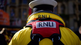 RNLI ‘destroy’ man’s bath after he tries to cross ocean with his dog