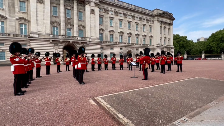 Irish Guards play 'Happy Birthday' for Prince George at Buckingham Palace.mp4