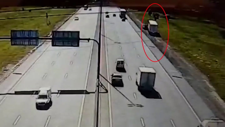 Robo de un camión y allanamiento a piratas del asfalto - Fuente: YouTube