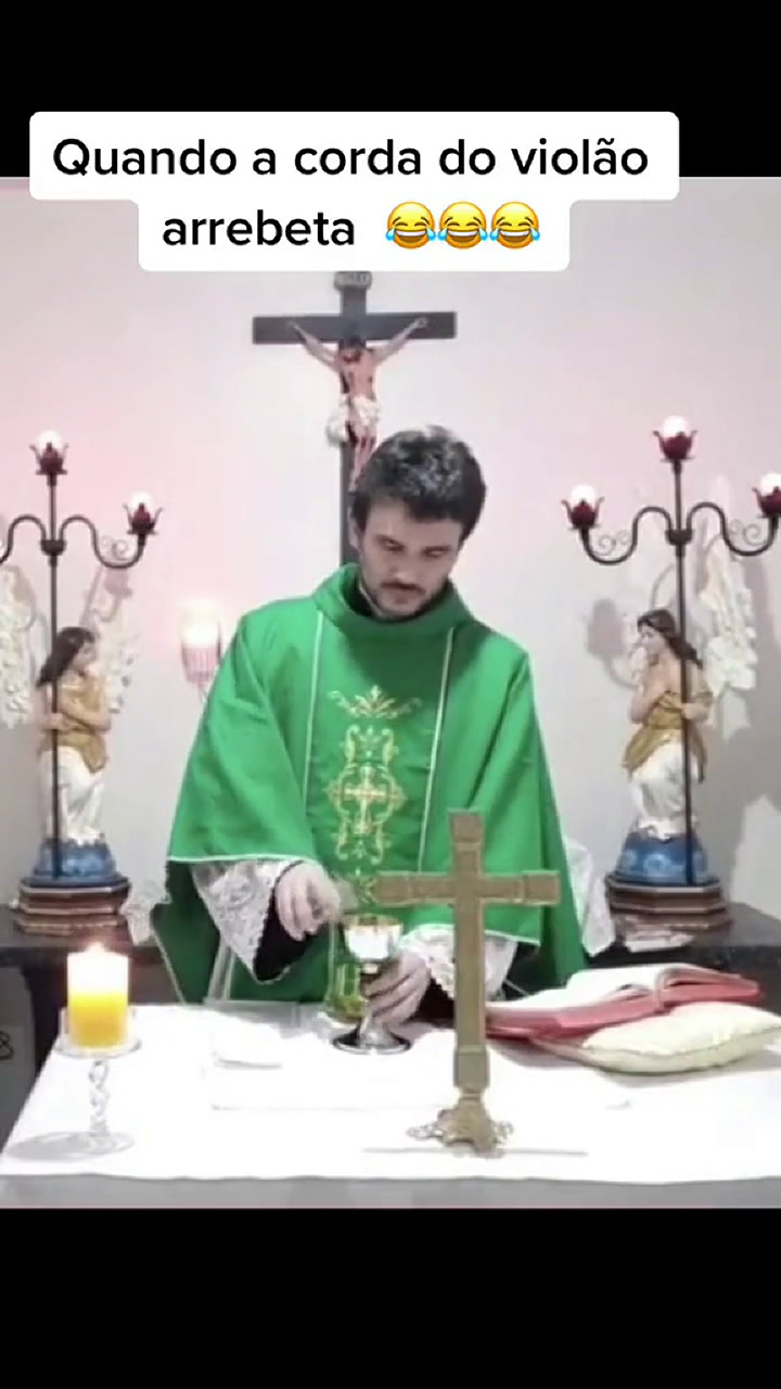 Un sacerdote brasileño se desternilla de la risa durante una misa virtual y se vuelve viral