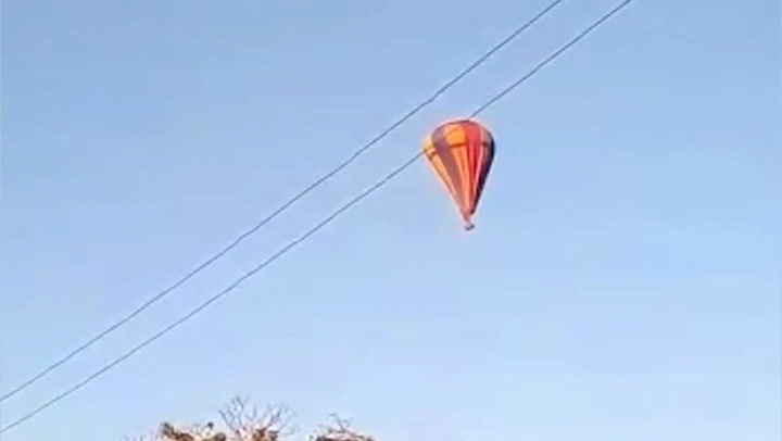 Pilot denize düştükten sonra yolcuları panikleyen turist sıcak hava balonu acil iniş yaptı - Dünya Haberleri