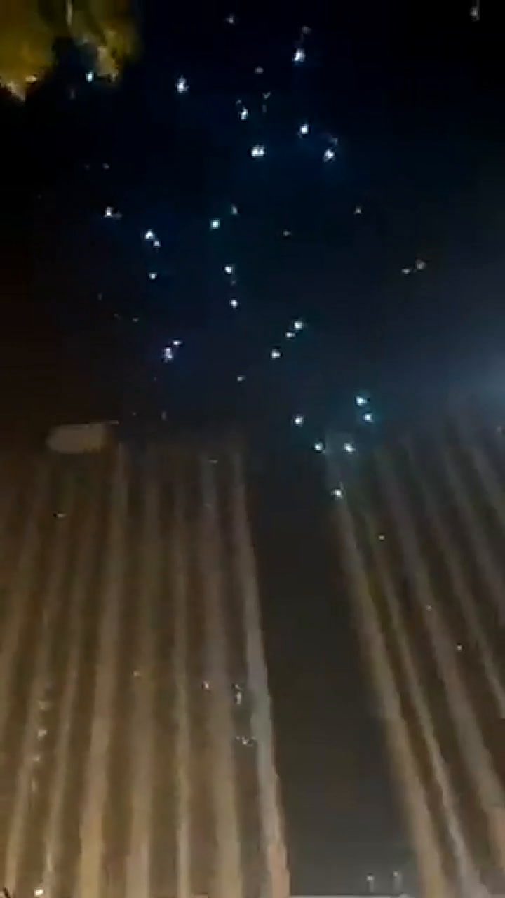 Lluvia de drones tras un espectáculo de fuegos artificiales