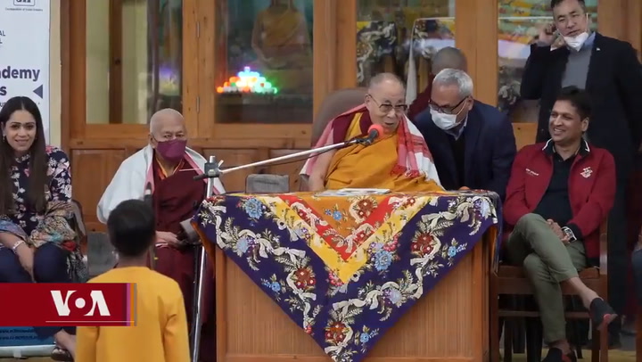 Escándalo: este es el video del Dalai Lama besando en la boca a un niño