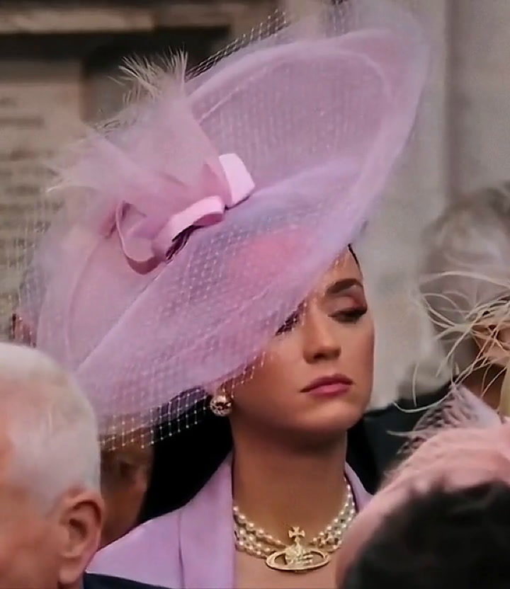 El incómodo momento que vivió Katy Perry durante la coronación de Carlos III