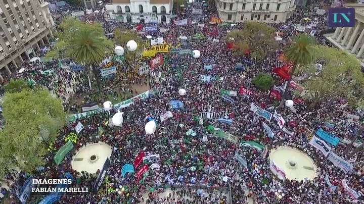 Así se ve desde el drone de LA NACION la movilización en Plaza de Mayo en la previa del paro