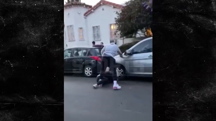 El jugador de la NBA JR Smith agrede en la calle a un joven - Fuente: YouTube