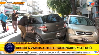 Chocó varios autos estacionados en Caballito y se fugó