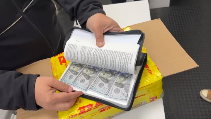 Encontraron miles de dólares escondidos en biblias