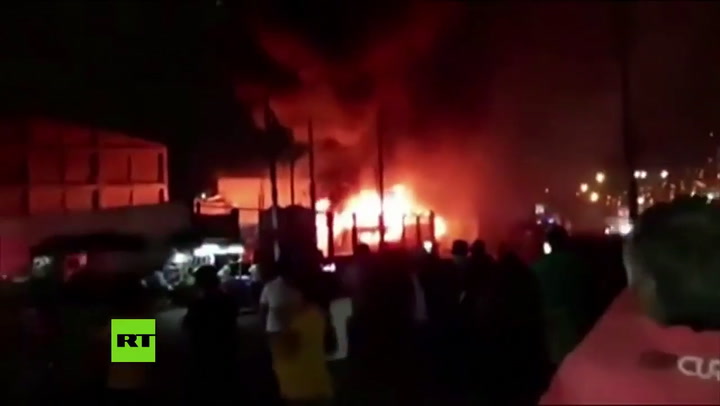 El operativo luego del incendio del colectivo en Perú - Fuente: RT