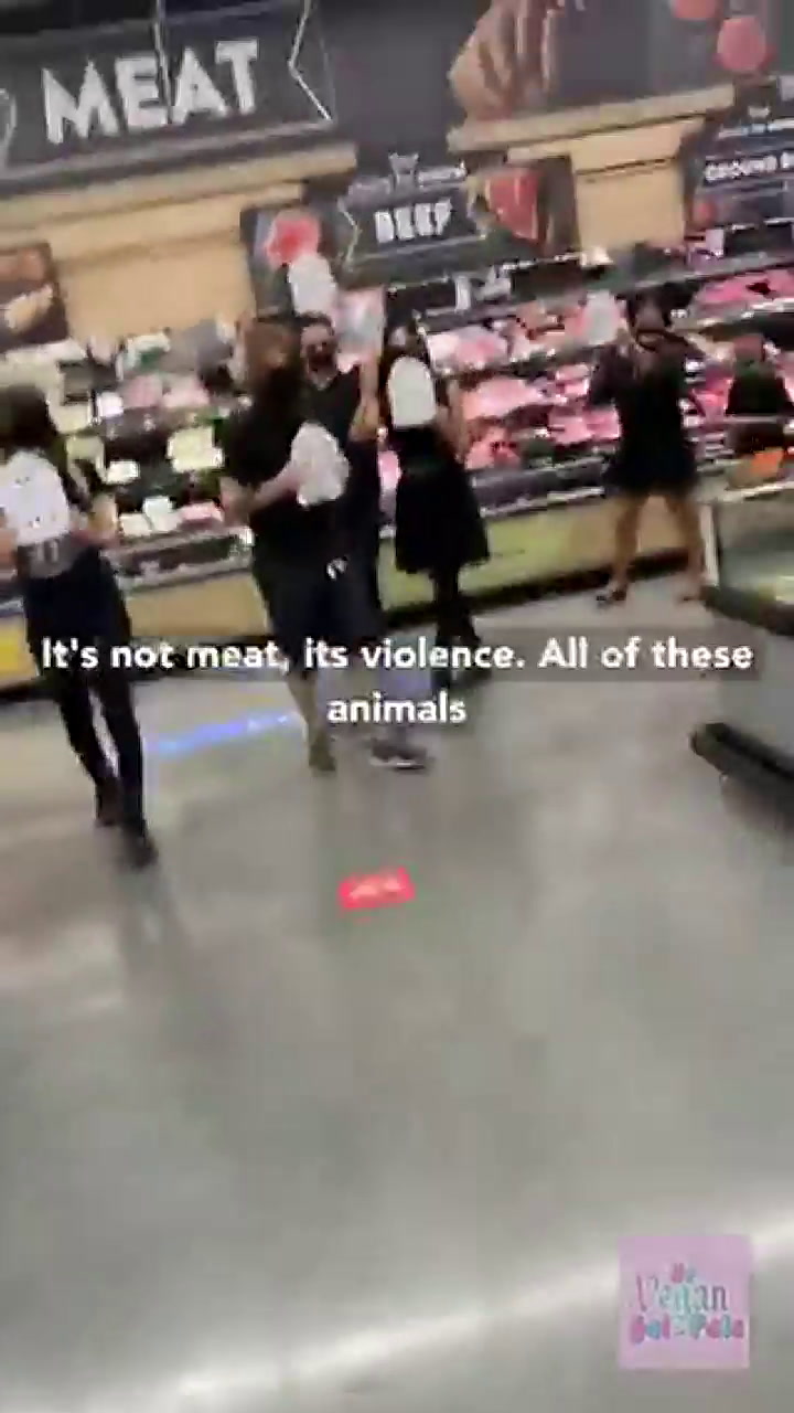 Un grupo de activistas veganos intervino en un supermercado de Michigan.