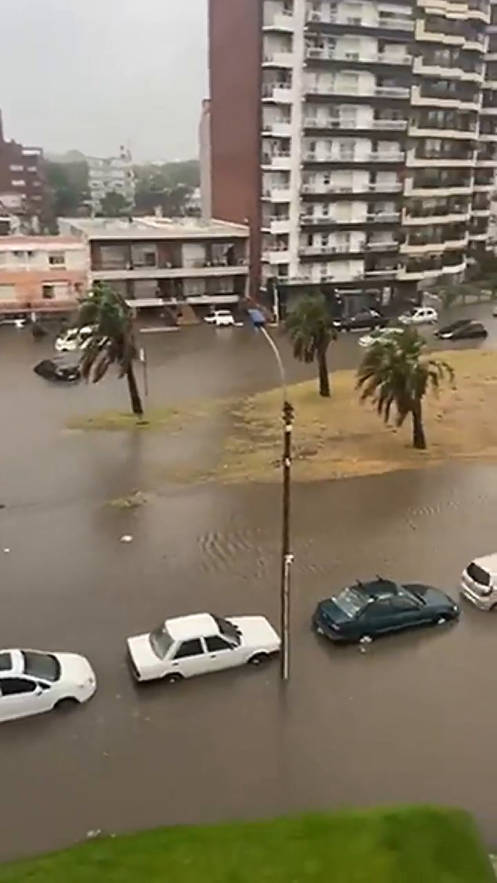 Tras la lluvia torrencial, fuertes inundaciones en Montevideo
