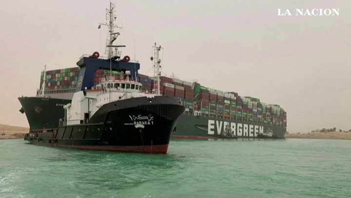 El gigantesco buque mercante que encalló en el canal de Suez y que pone en aprietos al comercio mund