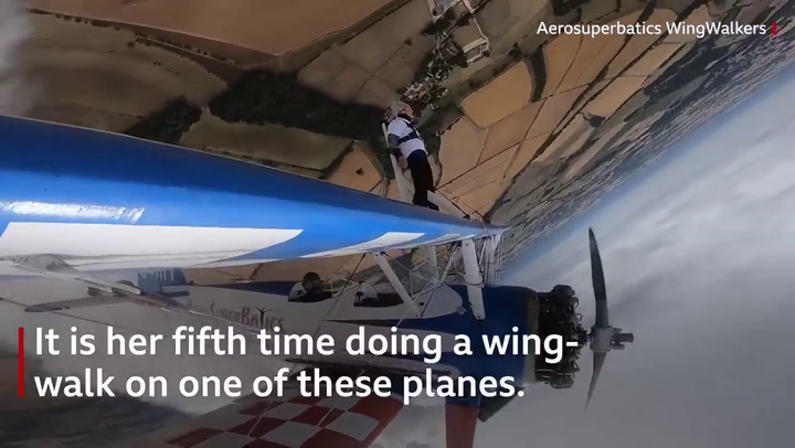 Tiene 93 años y rompió un récord al volar atada al ala de un avión