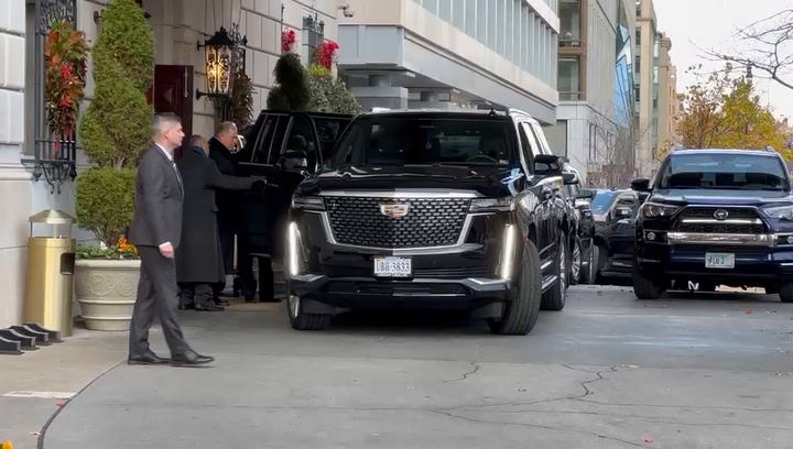 Javier Milei sale del hotel en Washington rumbo a la Casa Blanca