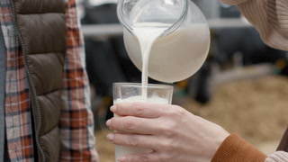 Video: Rå melk: - Neglisjerer risikoen