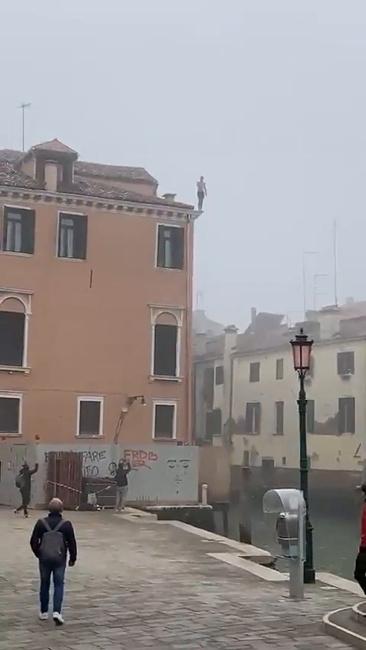 Un hombre saltó del techo de un edificio de tres pisos al canal de Venecia