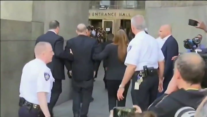 Weinstein llega a la Corte esposado para enfrentar cargos por agresión sexual - Fuente: Twitter