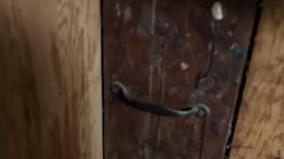 Video: halló un cajón "secreto" en su casa y se decepcionó con lo que había adentro