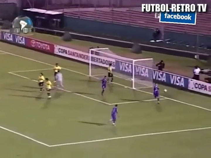 El gol de Mora a Boca con la camiseta de Defensor Sporting -  Fuente: YouTube
