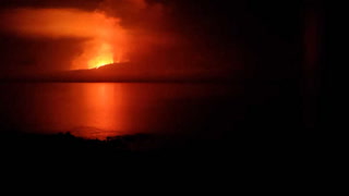Un volcán se activa y lanza lava en una isla deshabitada de Galápagos