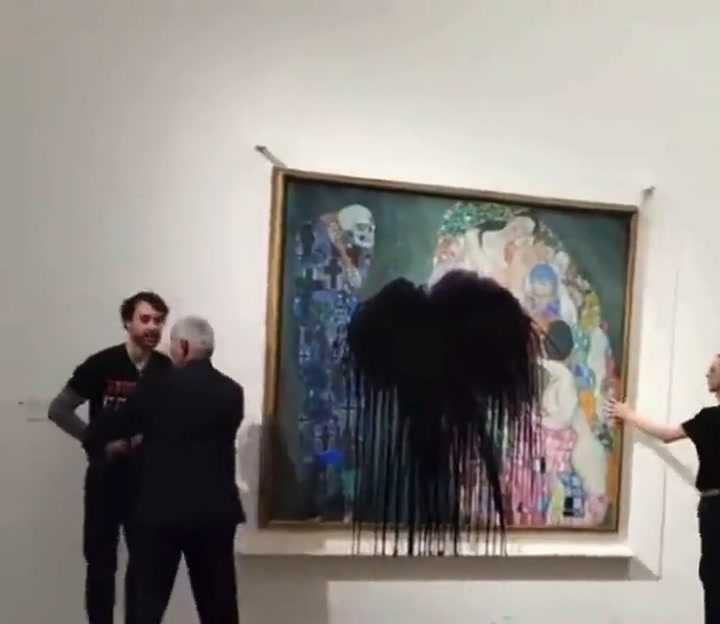 Activistas lanzan líquido negro sobre la pintura 'Muerte y vida' de Gustav Klimt