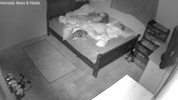 Escuchó un ruido en la habitación de su bebé y cuando revisó las cámaras quedó paralizada