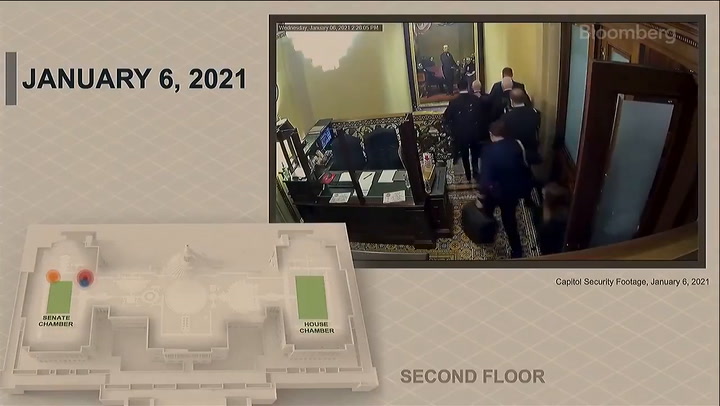 En otro video se puede ver al vicepresidente Mike Pence mientras evacuaba por la escalera - Fuente:
