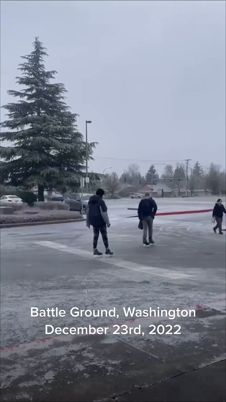 La gente de mueve por Washington con patines de hielo